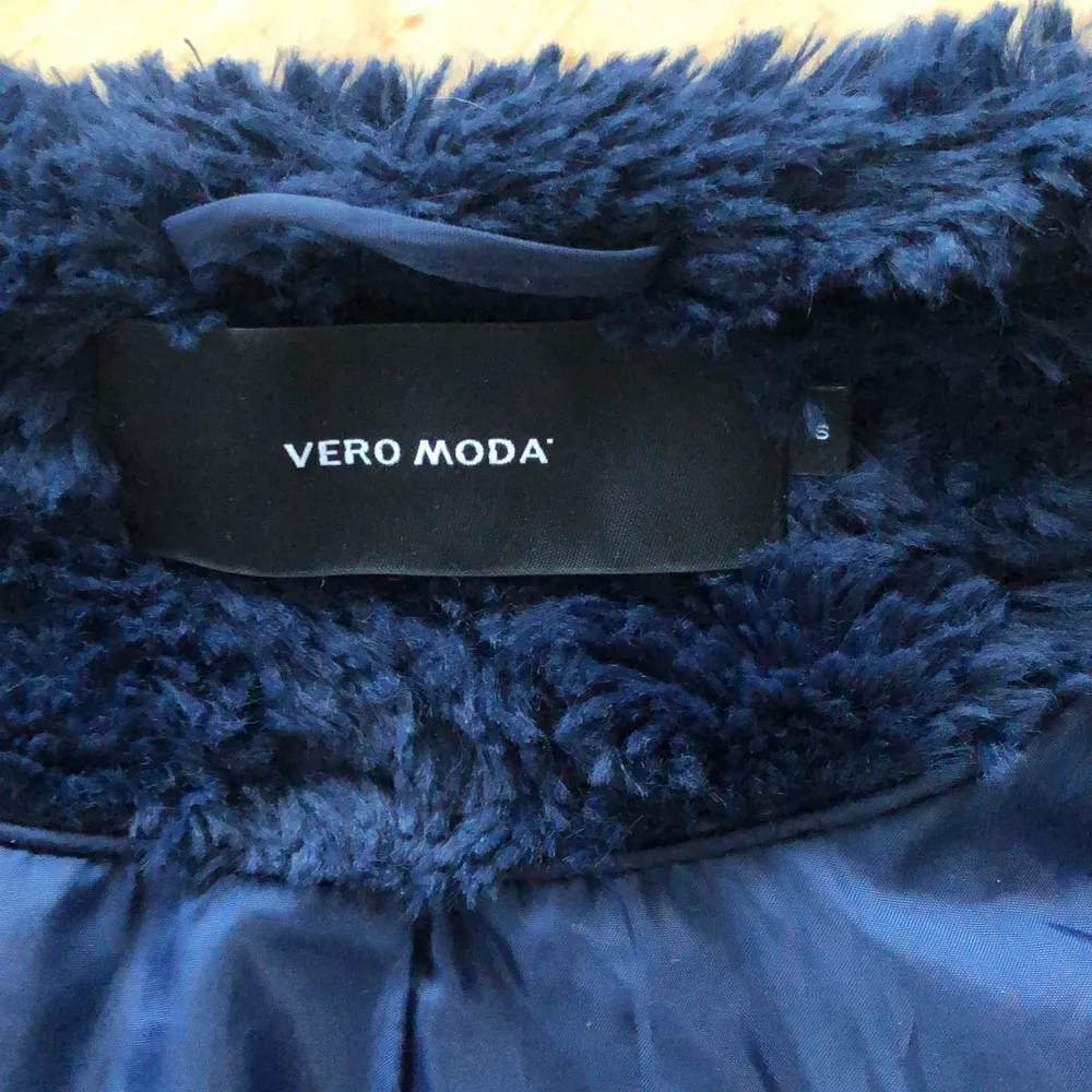Marinblå fuskpäls kappa från Vero Moda med fickor. Bra skick.. Jackor.