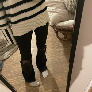 Svarta bootcut zara jeans  - Sjukt bekväma och snyggt sittande svarta bootcut jeans från zara! Så populär modell och helt slutsåld!!!! ❤️😍🙏🏻 jeansen är stretchiga!