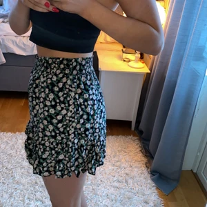 Blommig kjol - Blommig kjol från ginatricot i storlek S💗