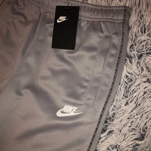 Nike träningsbyxor xs/s - Helt nya Nike träningsbyxor 150-170cm 
