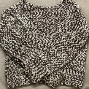 Stickad tröja - En jättefin stickad tröja från NAKD, V-ringad på ena sidan. Man kan ha tröjan på vilket håll man vill. 