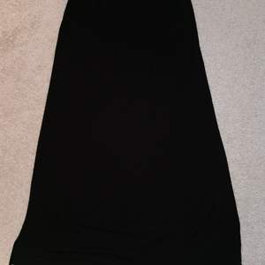 En svart långkjol med fickor på framsidan. I god skick. 