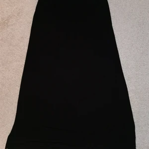 Långkjol - En svart långkjol med fickor på framsidan. I god skick. 