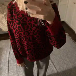 Skitsnygg röd leopardtröja❤️🐆 Använd sparsamt, så är i nyskick💕Säljer då den inte kommer till användning💗 I storlek XS-S. Köpte för 300 säljer för 150⚡️ Köparen står för frakten💕