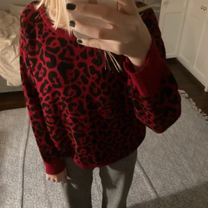 Leopardtröja❤️ - Skitsnygg röd leopardtröja❤️🐆 Använd sparsamt, så är i nyskick💕Säljer då den inte kommer till användning💗 I storlek XS-S. Köpte för 300 säljer för 150⚡️ Köparen står för frakten💕