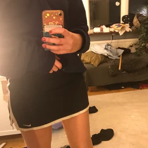 Nike tennis kjol - En Nike tennis kjol som är super fin både till sport men ochså till en outfit❣️står stolek m men skulle passa en s till och med xs💕