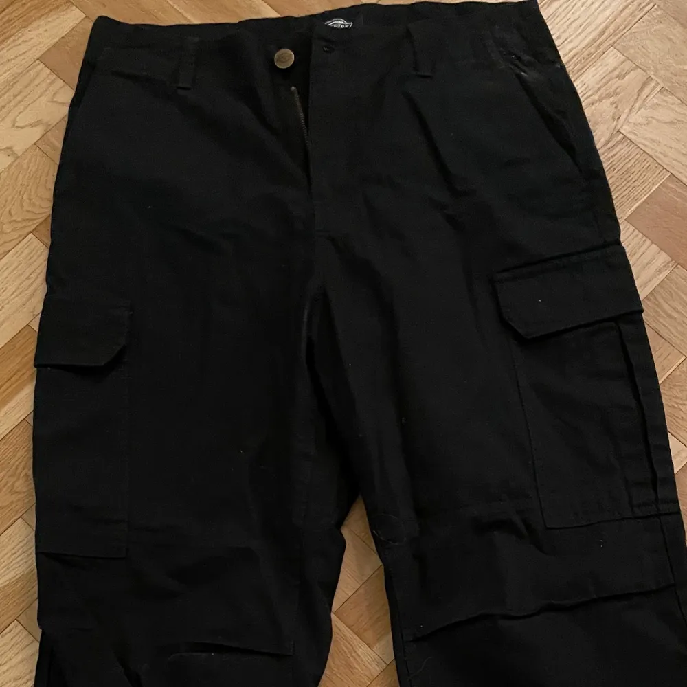 Säljer nu mina helt nya cargo dickies byxor i storlek 34-32. En loose passform som lägger sig snyggt över skorna. Aldrig använda!! . Jeans & Byxor.