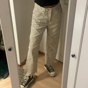 As balla jeans från Zara i storlek 36. En kortare modell. Så fräscha! 🦋💕  väldigt skrynkliga på bilden, ber om ursäkt för det! 🙄💘