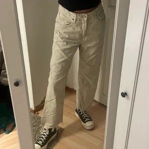 Jeans, strl 36 - As balla jeans från Zara i storlek 36. En kortare modell. Så fräscha! 🦋💕  väldigt skrynkliga på bilden, ber om ursäkt för det! 🙄💘