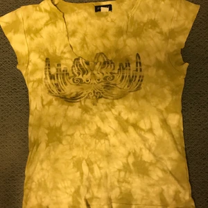 Tie-dye tröja - Supercool tie-dye tröja i ljusgrön färg. Snygg att ha off-shoulder