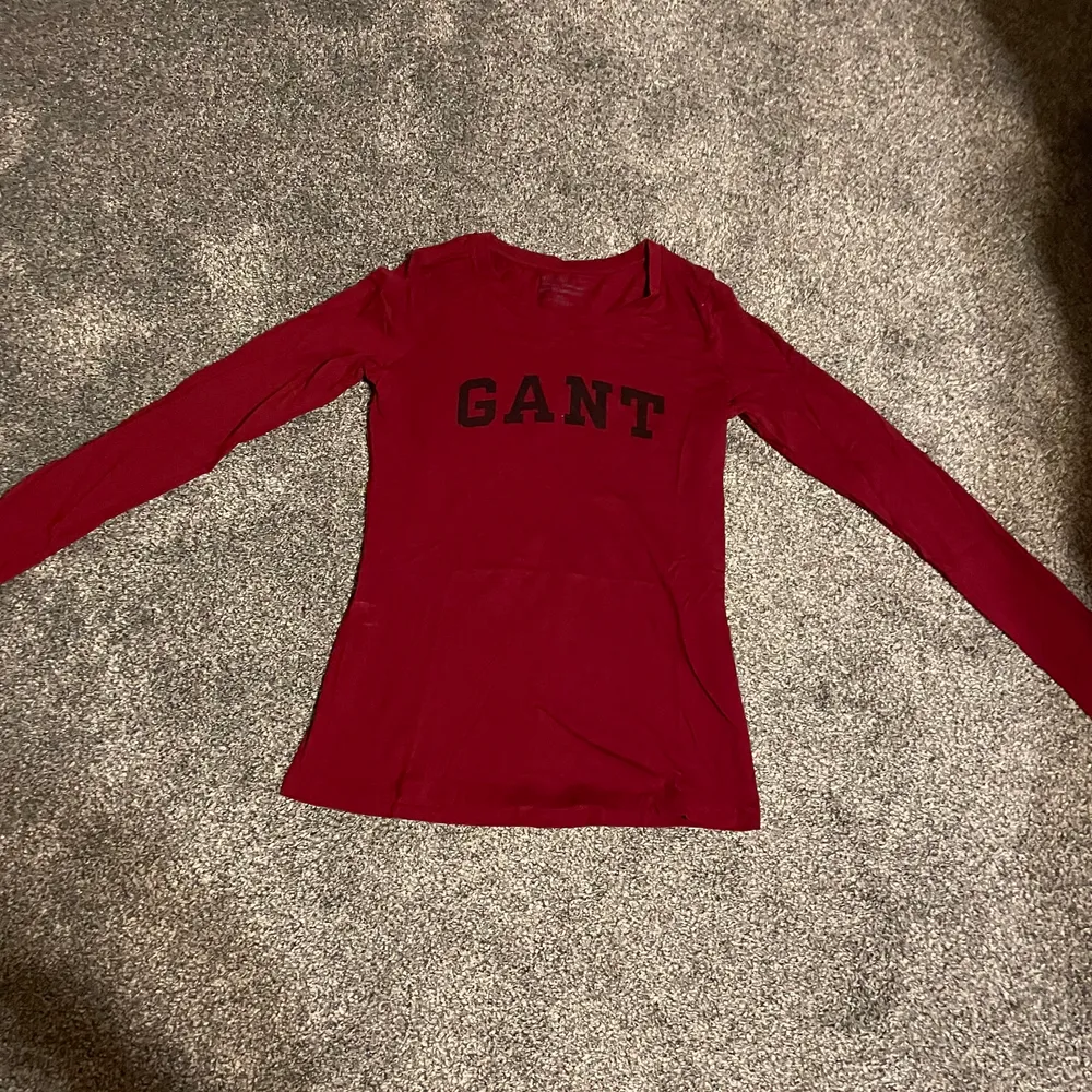 Långärmad tröja ifrån Gant, sparsamt använd. Storlek XS och i fint skick. Köptes någongång 2015/2016 men är inte använd de senaste åren!:) Kan mötas upp annars står köparen för frakten. . Tröjor & Koftor.