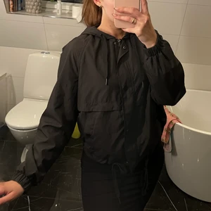 Vindjacka  - Tunnare vindjacka, perfekt till träning. Mörk grå stl XS. Oanvänd. 