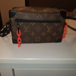 Louis vuitton mini soft trunk  - Hej jag säljer nu min väska eftersom den alldrig fick den använingen som jag trodde, jag har klippt av den orangea kedjan som ska sitta ihop med dom andra ändarna som man ser på bilden eftersom att jag ville sätta ditt en egen kedja i en annan färg.    Ifall du vill ha mer bilder eller har några frågor så är det bara att fråga i chatten.   Priset kan diskuteras:)      mvh. Leo