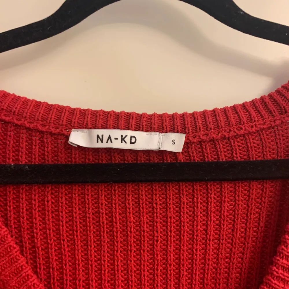 Säljer en stickad tröja från NaKd i storlek S. . Tröjor & Koftor.