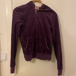 Juicy couture tröja - Lila juicy couture tröja utan strass men med J på dragkedjan (se bild 1). I storlek M men skulle absolut säga mer S. Inga fläckar eller hål. Skriv vid frågor! 