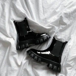 Chelsea Boots Nelly - Säljer dessa superfina och ascoola boots från Nelly!! Dom är helt nya och skickas i sin originalkartong, endast provade och säljer då dom är lite för stora för mig och returtiden gått ut. Nypris 549kr