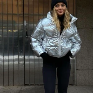 Silvrig jacka - Säljer denna supersnygga slutsålda silvriga jackan⭐️ bara använd två gånger och därav nyskick. Sitter snyggt oversized på mig som vanligtvis är en xs/s💕 hör av dig vid intresse elelr frågor  
