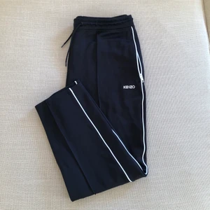 Kenzo Paris byxor - Säljer min brors Kenzo byxor. Använda ungefär 5 gånger, säljer eftersom byxorna är för korta (han är 1.92). Nypris: 3200, säljer för 1000kr. Storlek L