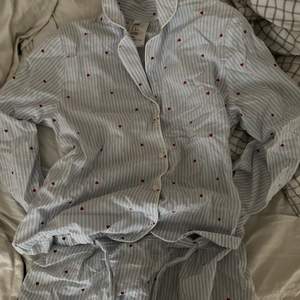 Ett jätte fint oavänt pyjamas set från hm, säljer för 130kr+frakt ❤️