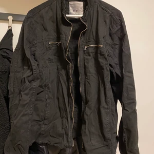 Jeansjacka  - Svart jeansjacka i storlek XL för herr. Nästan aldrig använd. 
