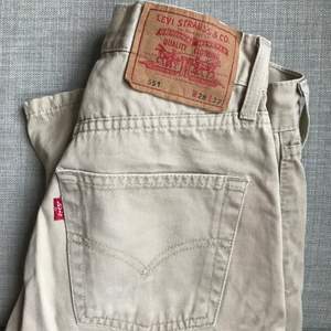 Skitsnygga Levis 551 köpta second hand i Paris! Skulle säga att de sitter liknande på mig som mina 501or gör, kanske något lägre i midjan. Raka i benen. Jag har vanligtvis XS/S i byxor och är 170 lång. 