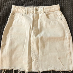 Vit kjol  - Bra skick bara använda 1-2 gånger. Storlek 36/S