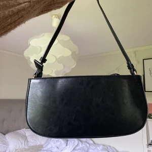 Svart väska - Säljer denna svarta väskan från NA-KD, bra skick