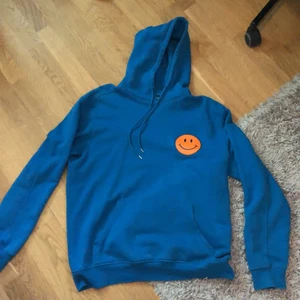 Blå Hoodie - Köpt på Carlings för ett tag sedan. Använd men i bra skick, säljer pga att den inte kommit till användning på ett bra tag. Strl. L passar perfekt på mig som är 178. 