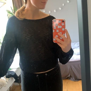 Tröja från NA-KD i strl S - Tröja i bra skick, knappt använd, oversized känsla, lite genomskinlig tyg. Den är lite längre, jag har den uppstoppad på bilderna. V-ringning i ryggen. Passar även strl M