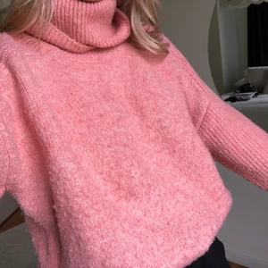 Stickad tröja - Rosa stickad tröja med polokrage från mango. Supermysig nu till hösten! Den är knappt använd