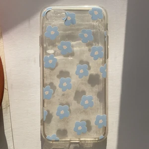 Mobilskal 8 - Trendigt mobilskal för iPhone 7,8,SE med blåa blommor. Nyskick.💗 Fri frakt.💗 22kr.💗