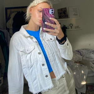 Vit jeansjacka  - Jättesnygg vet jeansjacka men silvriga knappar! Har jättefin passform och är väldigt bekväm! Perfekt nu till hösten💖