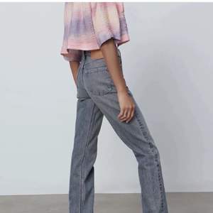 Säljer dessa zara jeans använda 3 ggr som nya, storlek 36, grå och lite blåaktiga. 