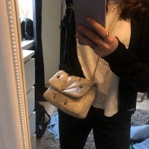 Helt ny beige väska från Zara - säljer en helt ny beige väska från zara då den inte kommit till användning. Köptes för 300kr och säljer direkt för 200kr eller buda från 100kr. Frakten står jag för! Tveka inte att ta kontakt med mig om du undrar något ❤️