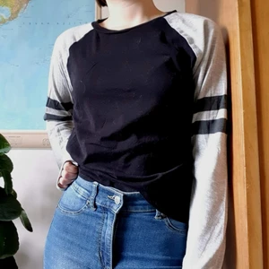 Baseballtröja - Svart och grå långärmad t-shirt baseball style.