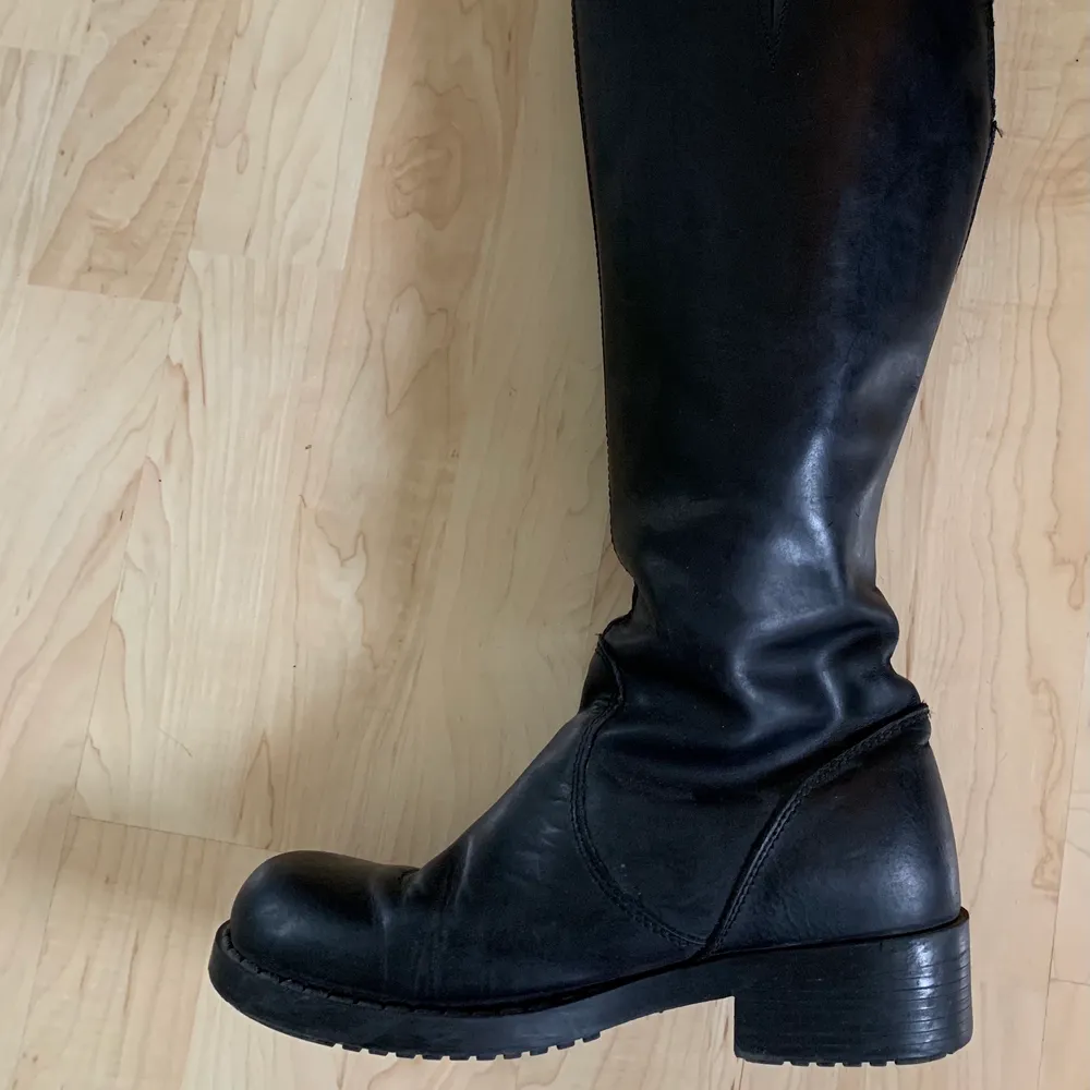 Snygga boots perfekta till hösten i storlek 39 🍁 Köpta för 1200. Använda en del men absolut i gott skick!🤩 . Skor.