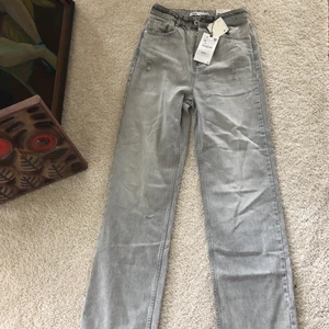 Nya jeans  - Zara jeans i slutsåld och väldigt populär modell. Jeansen är oanvända med prislapp kvar då jag råkade beställa fel storlek. 