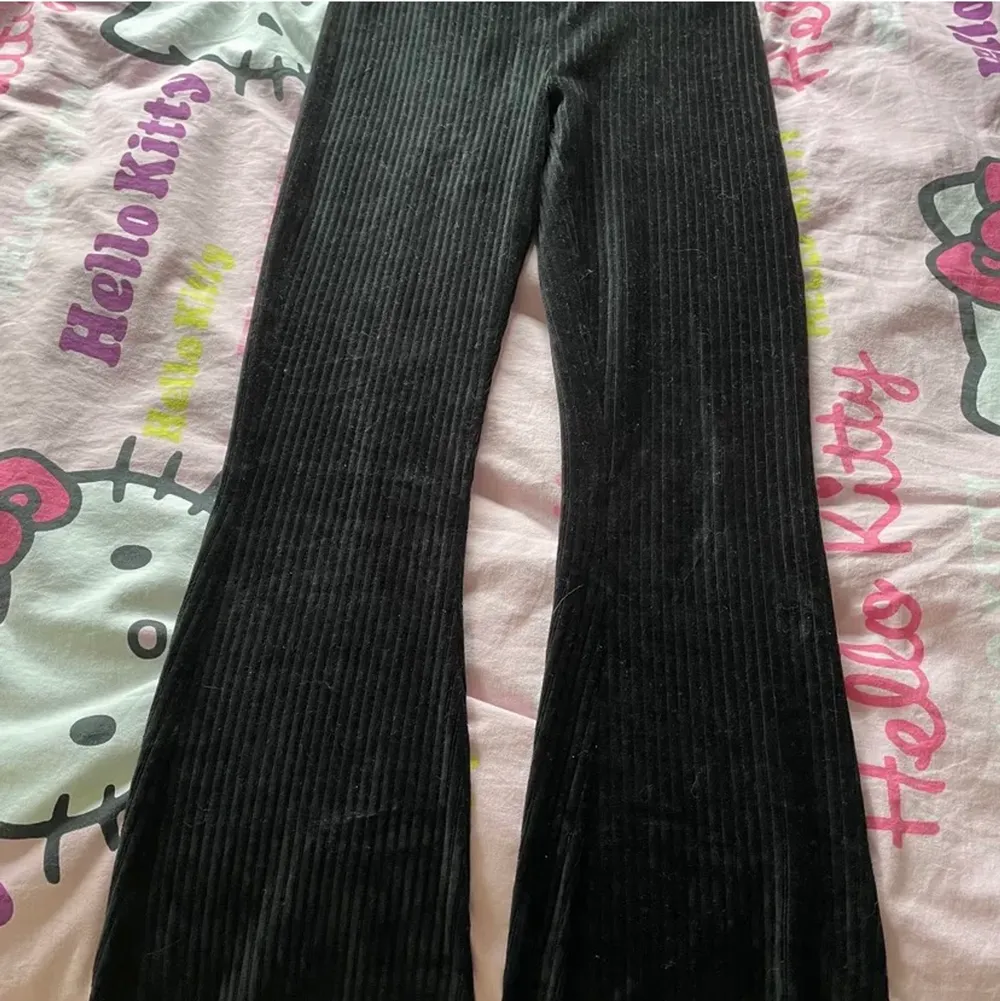 Snygga svarta byxor som är jättesköna och varma passar jättebra till hösten/vintern Storlek 158.. Jeans & Byxor.