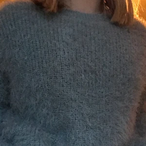 Oversize tröja  - Säljer nu min fina oversize tröja, har används ett flertal gånger men helt fläckfri och inga hål, tyget är i ljusgrön nians och har ”pälsigt” tyg. På tröjan står det dock att den är 158/164 men skulle säga att den kan passa som en XS / S eftersom den har ett stretchigt material och är väldigt lång i armarna. 