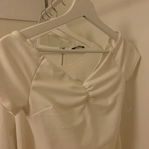 klänning från Nelly - jättefin oanvänd klänning från nelly som slutar vid knäna! kommer med prislappen på. Mindre gul i verkligheten men fotade denna på kvällen 💗