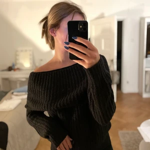 Stickad offshoulder  - Säljer en svart stickad offshoulder i brist på användning av den🖤 skriv på dm vid intresse 