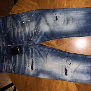 Säljer dessa par dsquared 2 jeans köpta på farfetch för ett par månader sen, mest legat i garderoben.. så därför säljer jag dom till ett riktigt bra pris! Köpte dom för 5200kr, säljer för 1600kr (jag bjuder på frakten) storlek 46 och nyskick! 