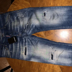 Dsquared 2 jeans - Säljer dessa par dsquared 2 jeans köpta på farfetch för ett par månader sen, mest legat i garderoben.. så därför säljer jag dom till ett riktigt bra pris! Köpte dom för 5200kr, säljer för 1600kr (jag bjuder på frakten) storlek 46 och nyskick! 