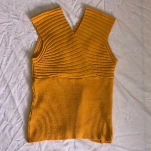 Gul stickad top/väst - Gul, stickad top, Köpt på humana för runt 1 år sedan aldrig användt sedan dess. Toppen är väldigt stretchig så passar nästan alla storlekar (skulle rekomendera SX-L) ✨ tveka inte att skriva om du har en fråga❤️