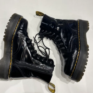 Dr martins  - Dr martins i modellen [jadon] storlek 39. Skorna är välanvända men fortfarande i ett väldigt bra skick. Nypris 2295 mitt pris 1395
