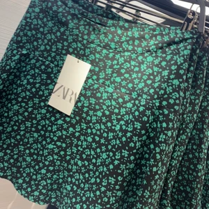 Kjol - Säljer denna fina kjol från zara men inbyggda shorts under!❤️säljer för att jag knappt har andvänt den! Skriv för föer bilder eller frågor!❤️