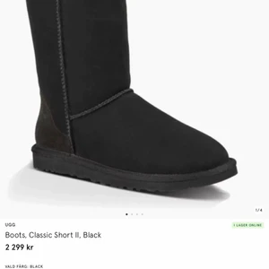 Svarta uggs - Svarta mellan höga uggs, är anväda ändas två gånger och är så gott som helt nya. Skorna är jätte snygga och mycket sköna och varma nu till vinterns, jag säljer dom pga att jag köpte dem i fel storlek. Kartongen och kvittot finns kvar som jag självklar skickar med vid köp. Möts gärna upp i stockholm med kan även posta dem, vid frakt står köparen för kosnaden. Det är bara att skriva om du skulle vilja ha bilder på skorna. Storlken är 37 men passar även 36. Dessa är köpt för 2 299kr. 