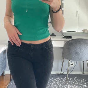 Lågmidjade zara jeans  - Svarta lågmidjade jeans st 36, bootcut jeans från Zara women. Köpta för länge sedan men nästan aldrig använda 