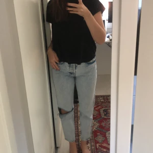 Ett par slitna jeans från Zara - Det är en kille model, ett par blåa jeans med en slitning i ena knät 