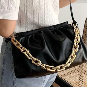 supersöt svart väska med guldkedja - snygg väska i bra material. kommer med ett långt svart band också som kan fästas vid kedjan om man vill använda den som cross body väska! Helt oanvänd, säljs då den inte kommer till användning 💕 Liten men väldigt rymlig! 